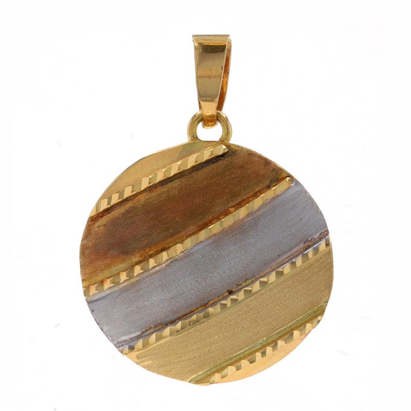 Contenu du métal : Or jaune 18k et or blanc 18k

Thème : Disque dôme à rayures texturées, cercle
Caractéristiques : Finition lisse avec détails brossés et gravés

Mesures

Hauteur (à partir de l'attache fixe) : 7/8