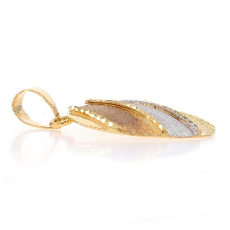 Pendentif disque dôme en or jaune à rayures texturées - 18k Circle Italy Excellent état - En vente à Greensboro, NC