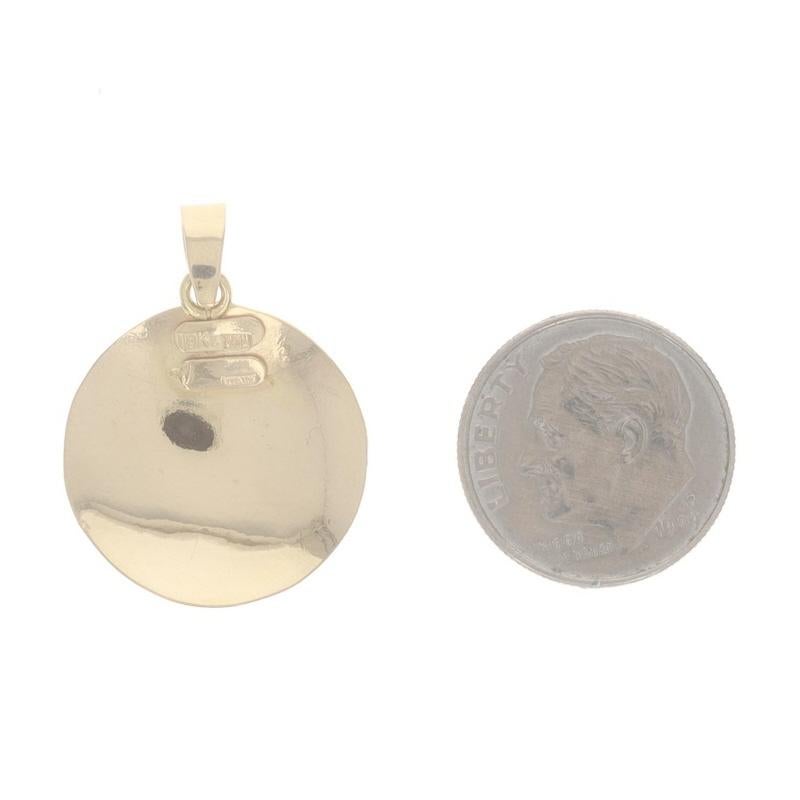 Pendentif disque dôme en or jaune à rayures texturées - 18k Circle Italy Pour femmes en vente