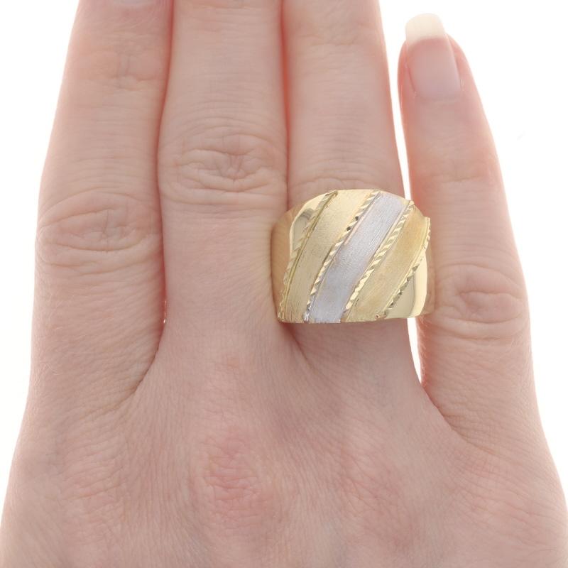 Yellow Gold Textured Stripe Dome Statement Band - 18k Italy Ring Sz 8 1/2 In Excellent Condition For Sale In Greensboro, NC