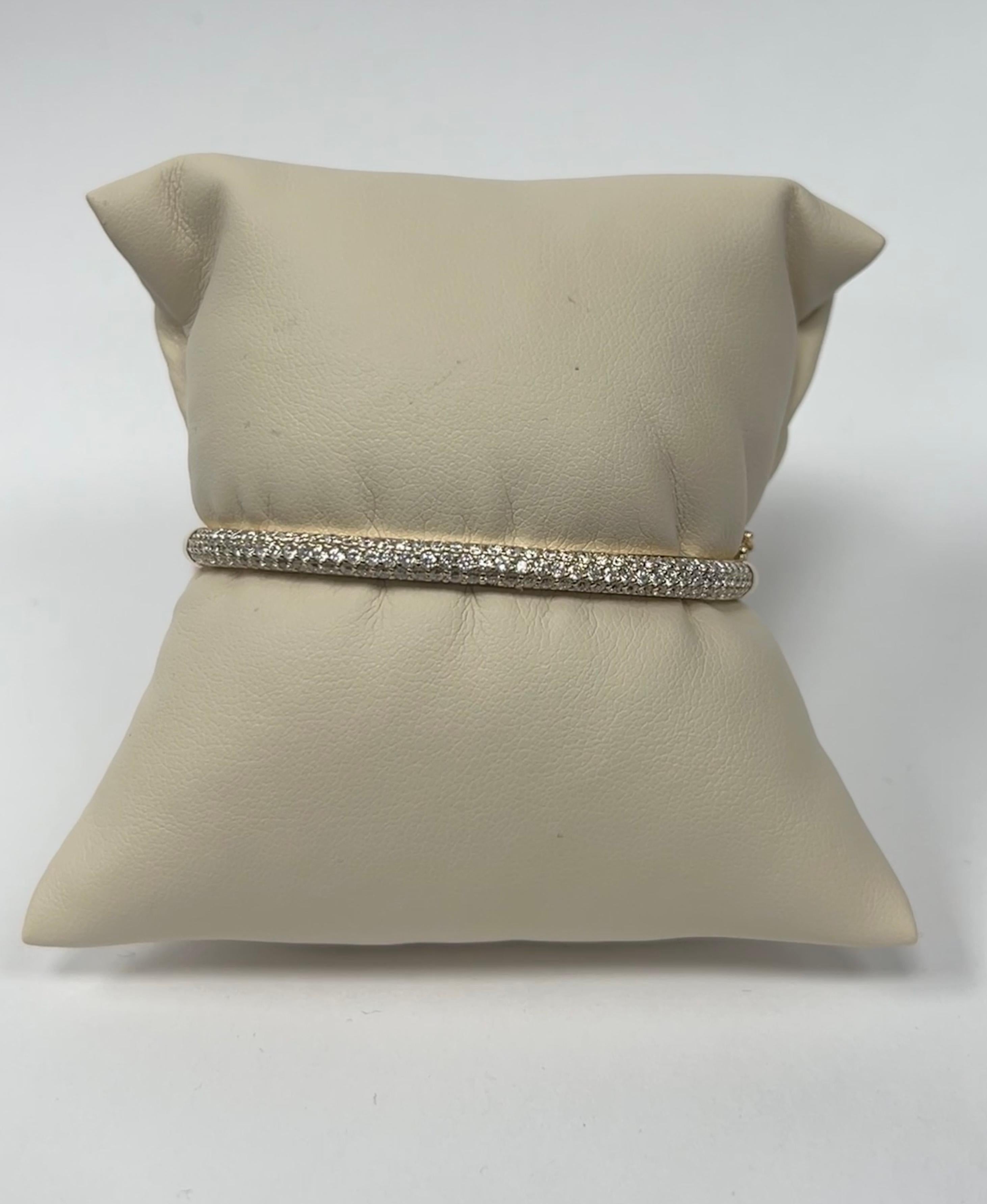 Moderne Bracelet jonc à trois rangées de diamants en or jaune en vente