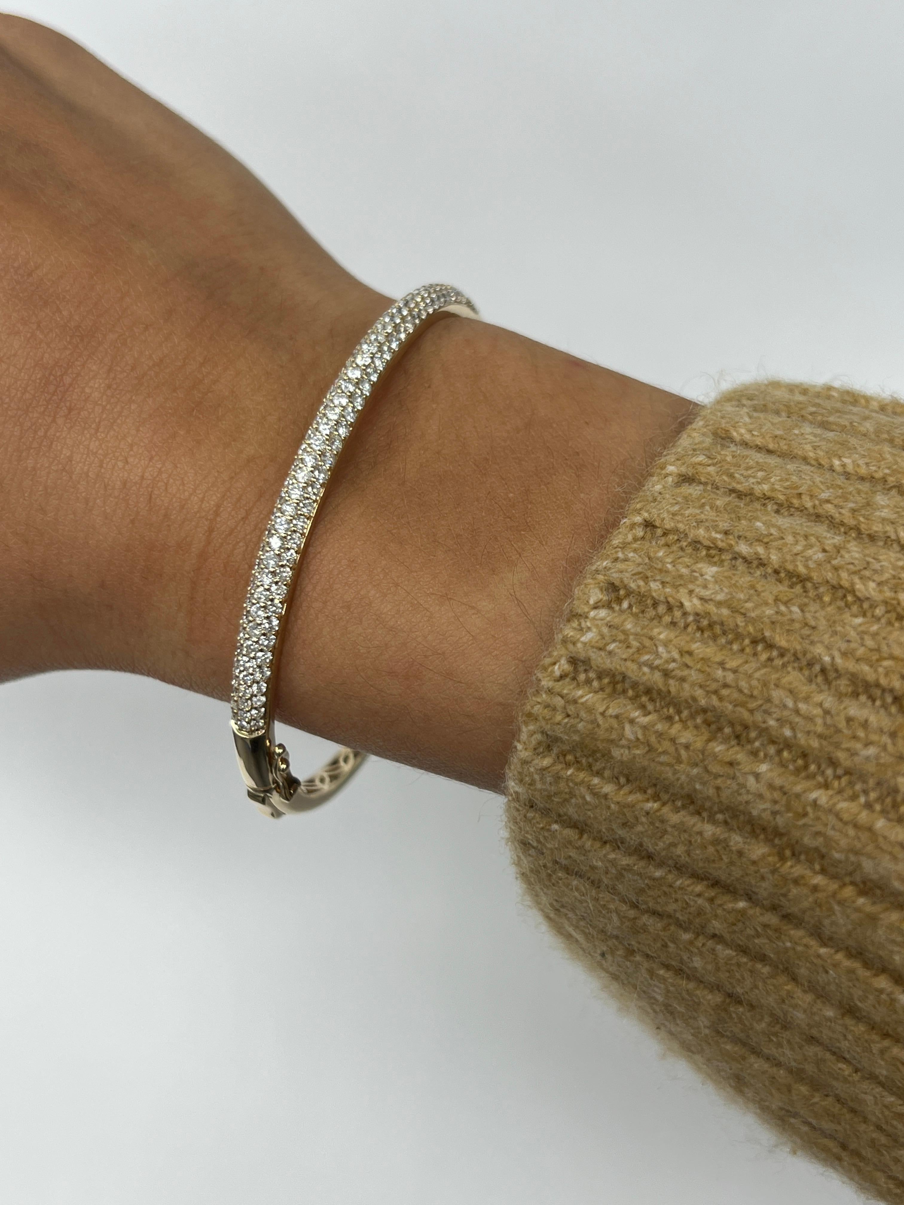 Taille brillant Bracelet jonc à trois rangées de diamants en or jaune en vente