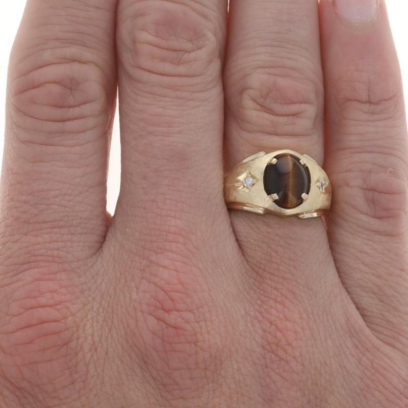 Taille : 8 3/4
Frais de taille : Up&Up 2 tailles pour $40 ou Down 1 taille pour $40

Contenu du métal : Or jaune 14k

Informations sur les pierres

Oeil de Tigre Naturel
Coupe : Cabochon ovale

Diamants
Carat(s) : .06ctw
Coupe : Simple
Couleur : G -