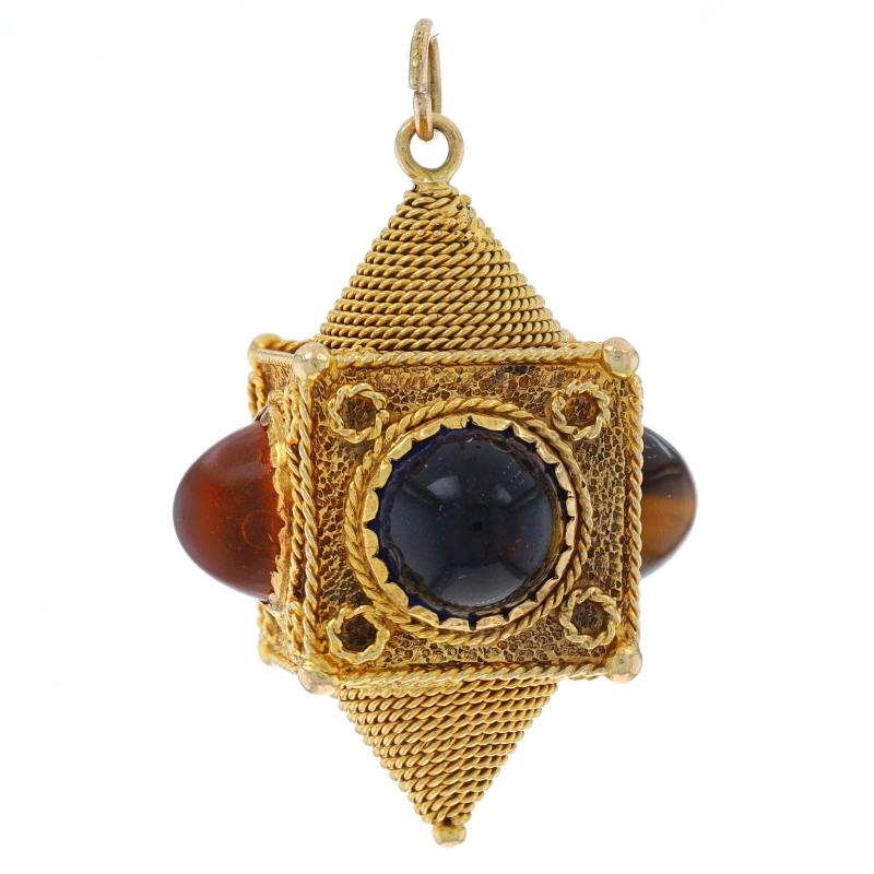 Époque : Vintage

Contenu du métal : Or jaune 18k

Informations sur les pierres

Oeil de Tigre Naturel
Coupe : Cabochon rond

Rubis simulé
Traitement : Chauffage
Coupe : Cabochon rond

Saphir simulé
Traitement : Chauffage
Coupe : Cabochon