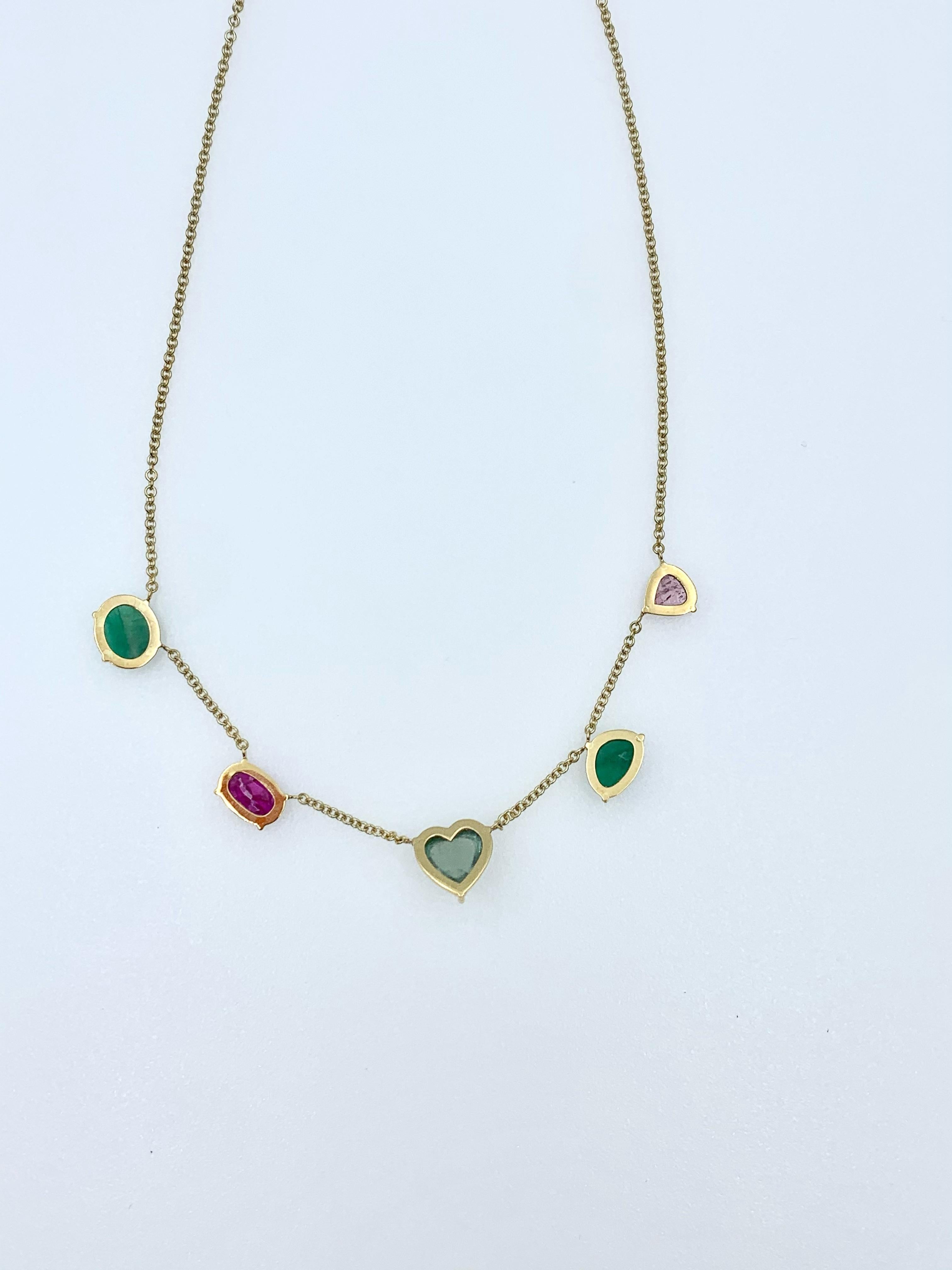 Contemporain Collier ras du cou en or jaune avec chaîne en forme de cœur en tourmaline, émeraudes et rubis en vente