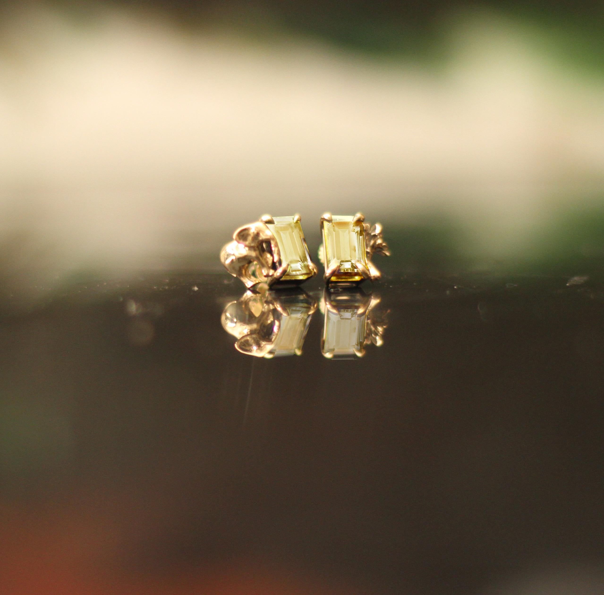 Questi orecchini trasformatori contemporanei sono realizzati in oro giallo 18 carati e presentano tormaline verdi naturali staccabili (18 mm o più, taglio a goccia) e citrini (taglio ottagonale). 

La parte superiore è costituita dagli orecchini a