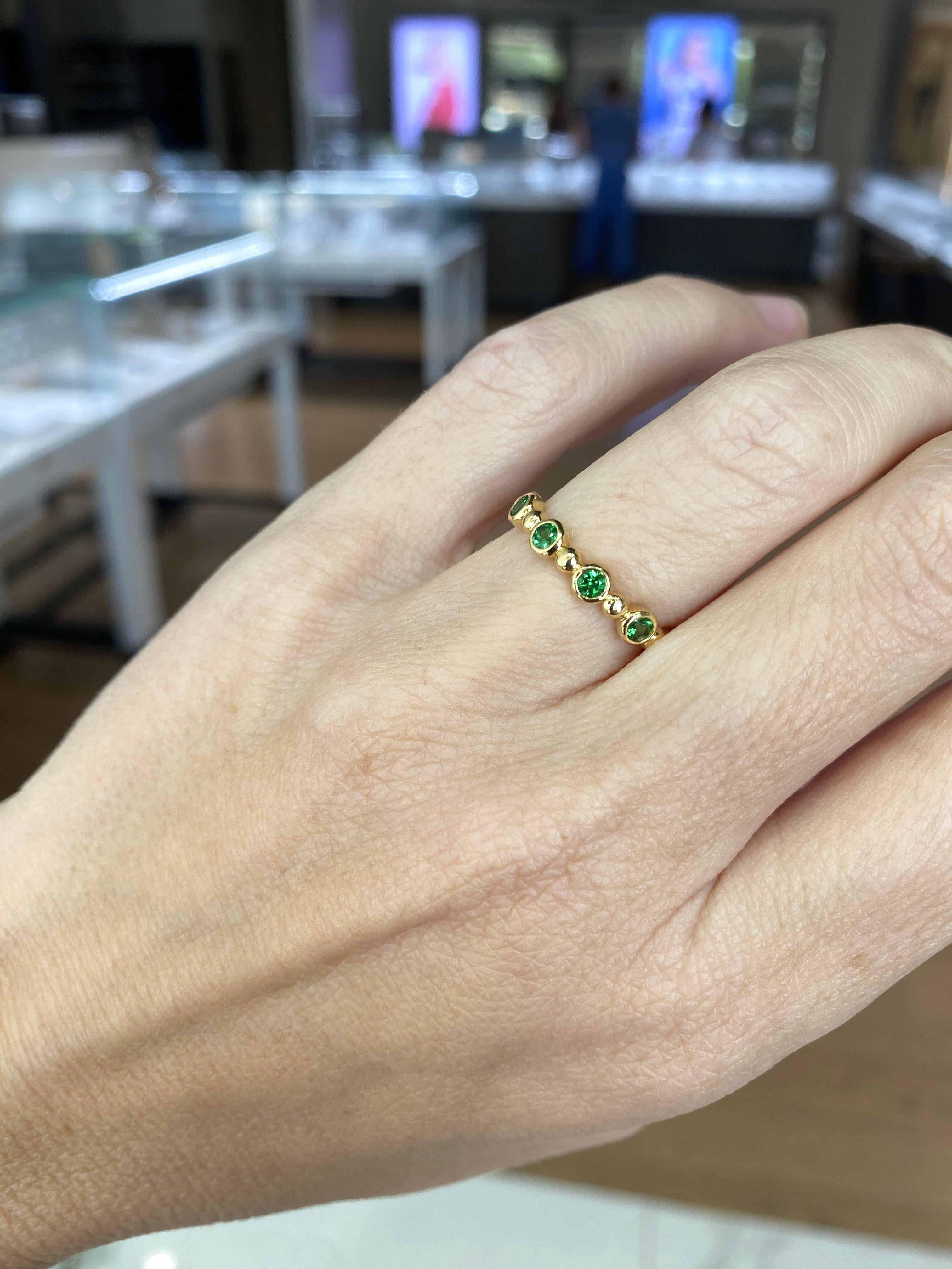 Anillo de oro amarillo con cuentas de tsavorita en venta 7