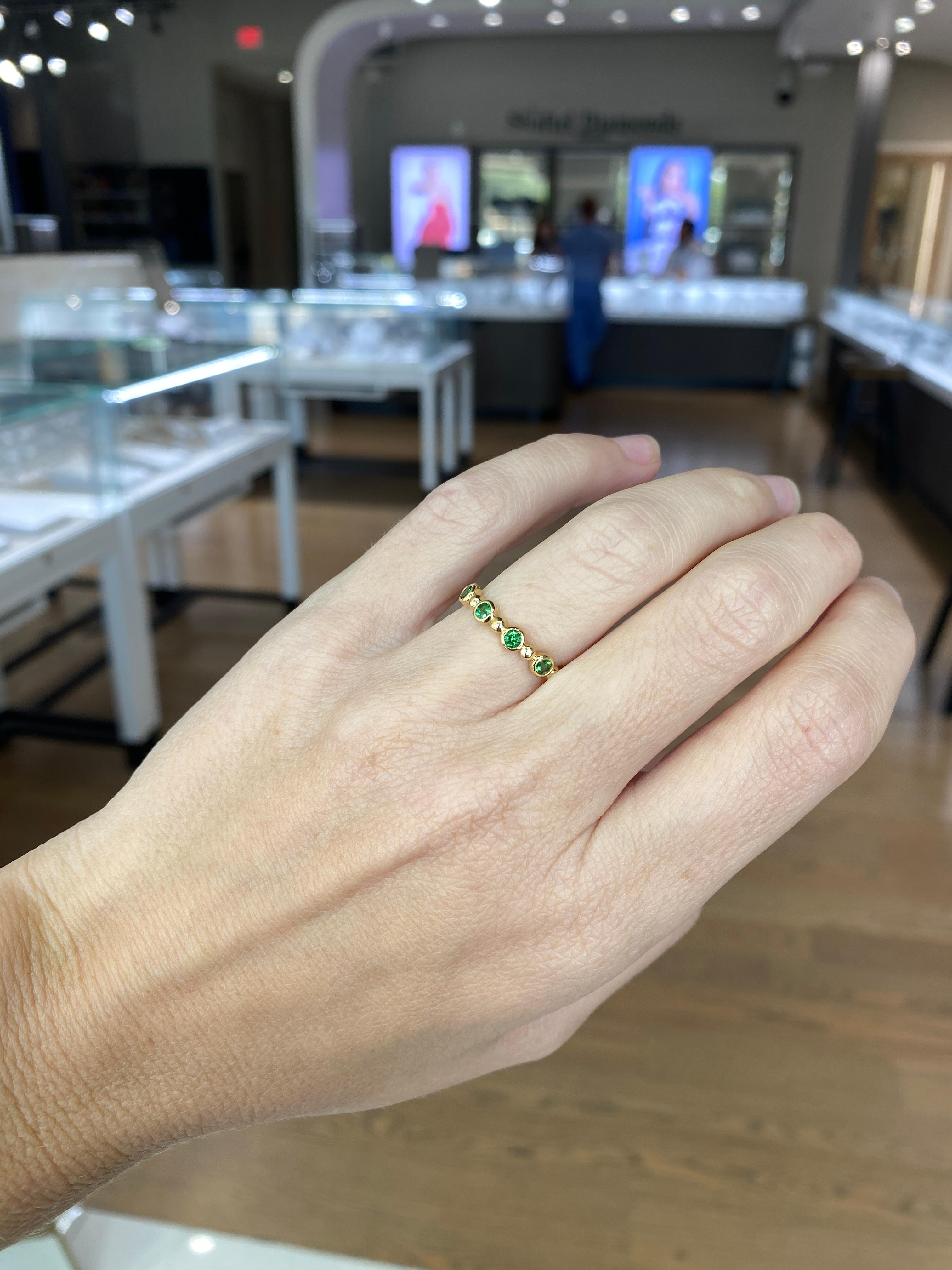 Anillo de oro amarillo con cuentas de tsavorita en venta 8