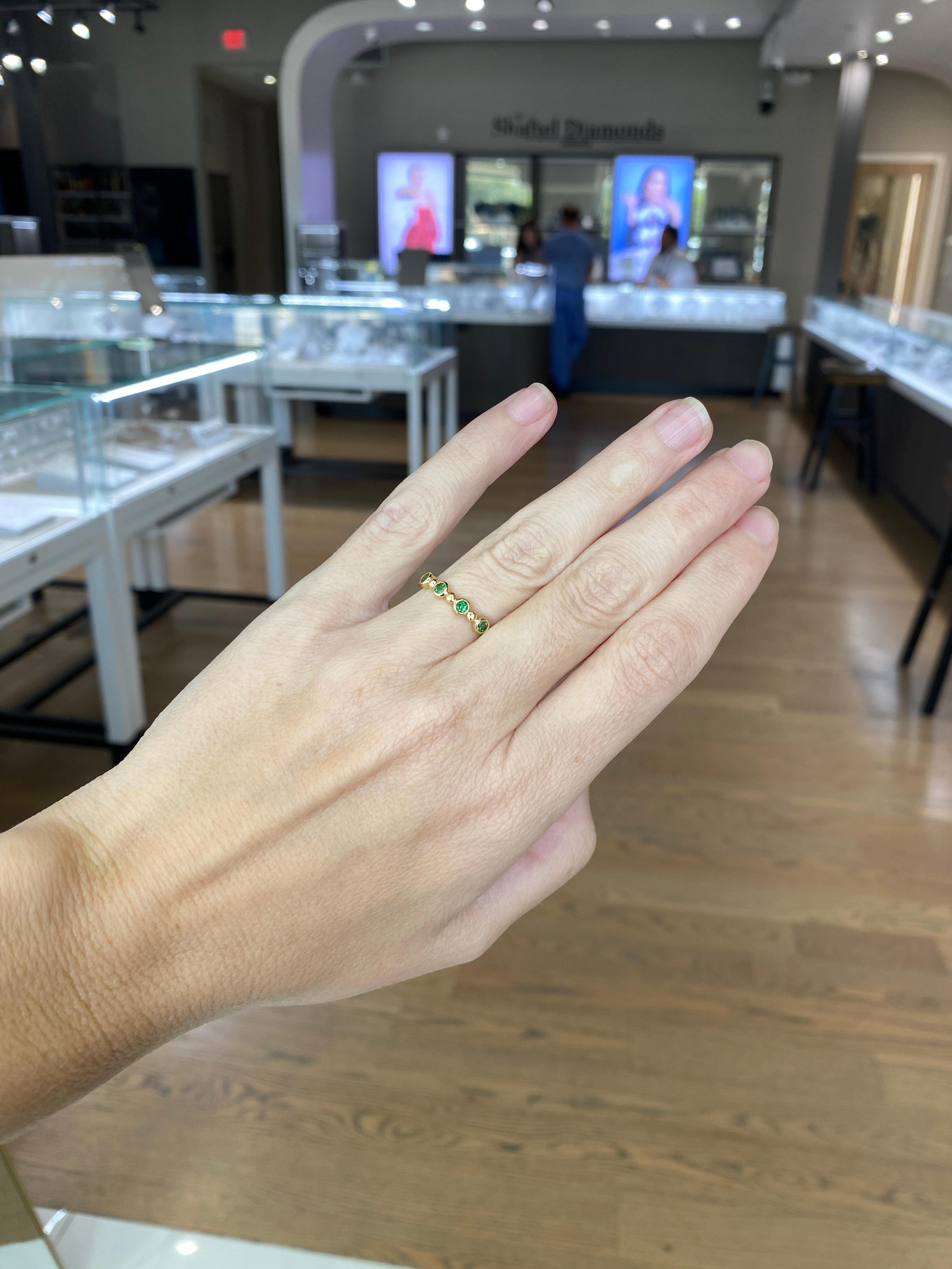 Anillo de oro amarillo con cuentas de tsavorita en venta 9
