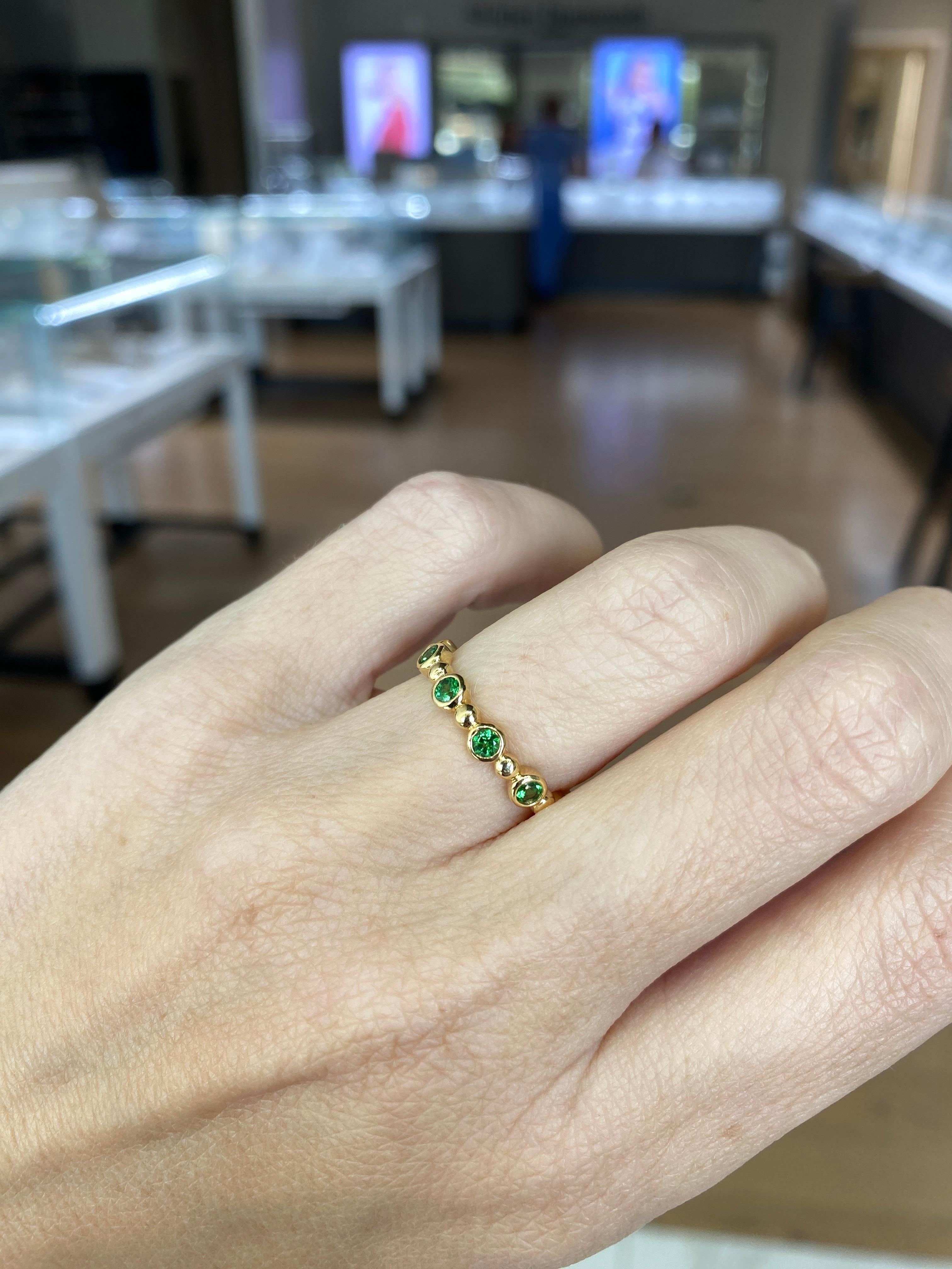 Anillo de oro amarillo con cuentas de tsavorita en venta 10