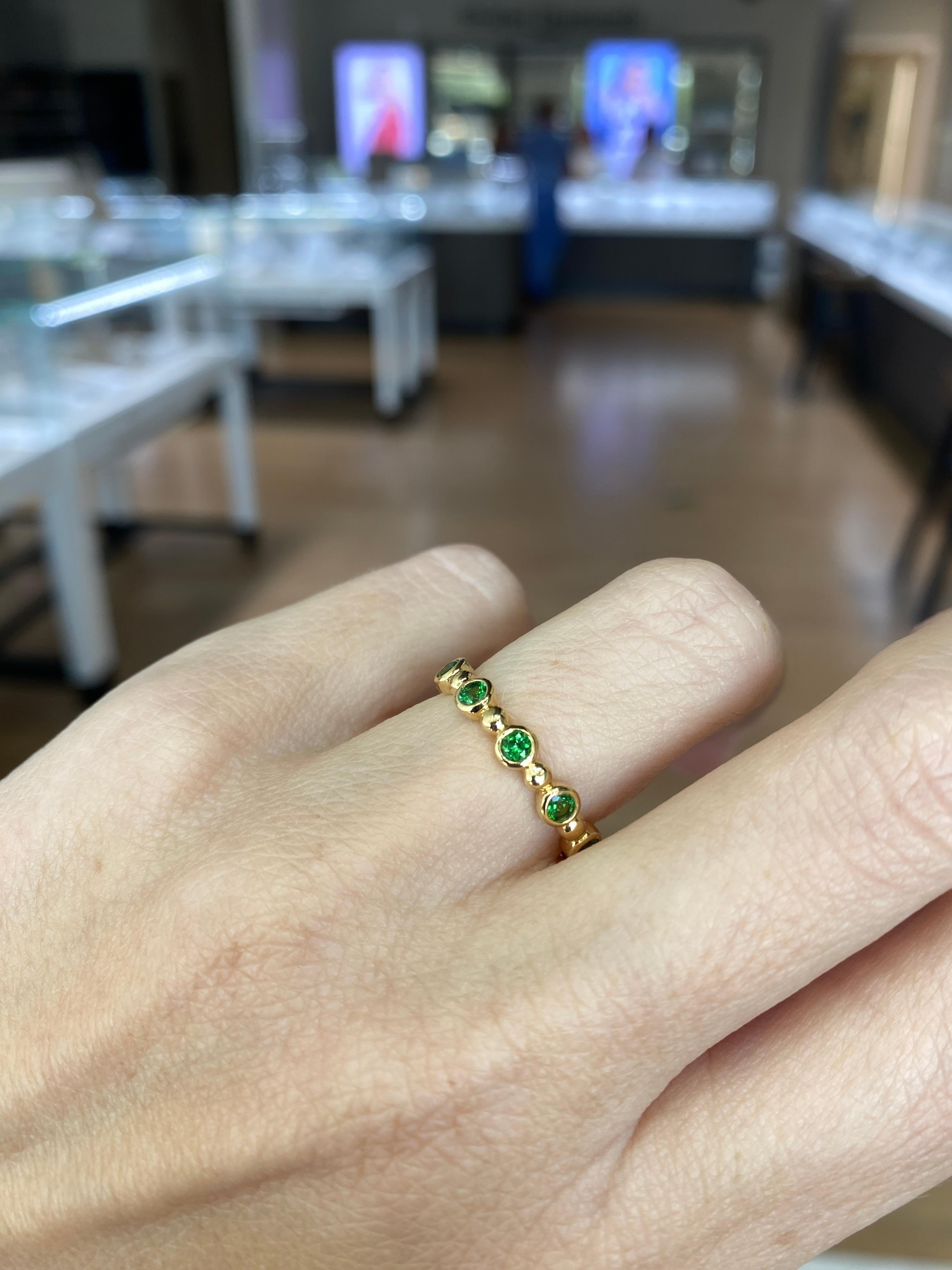 Anillo de oro amarillo con cuentas de tsavorita en venta 11