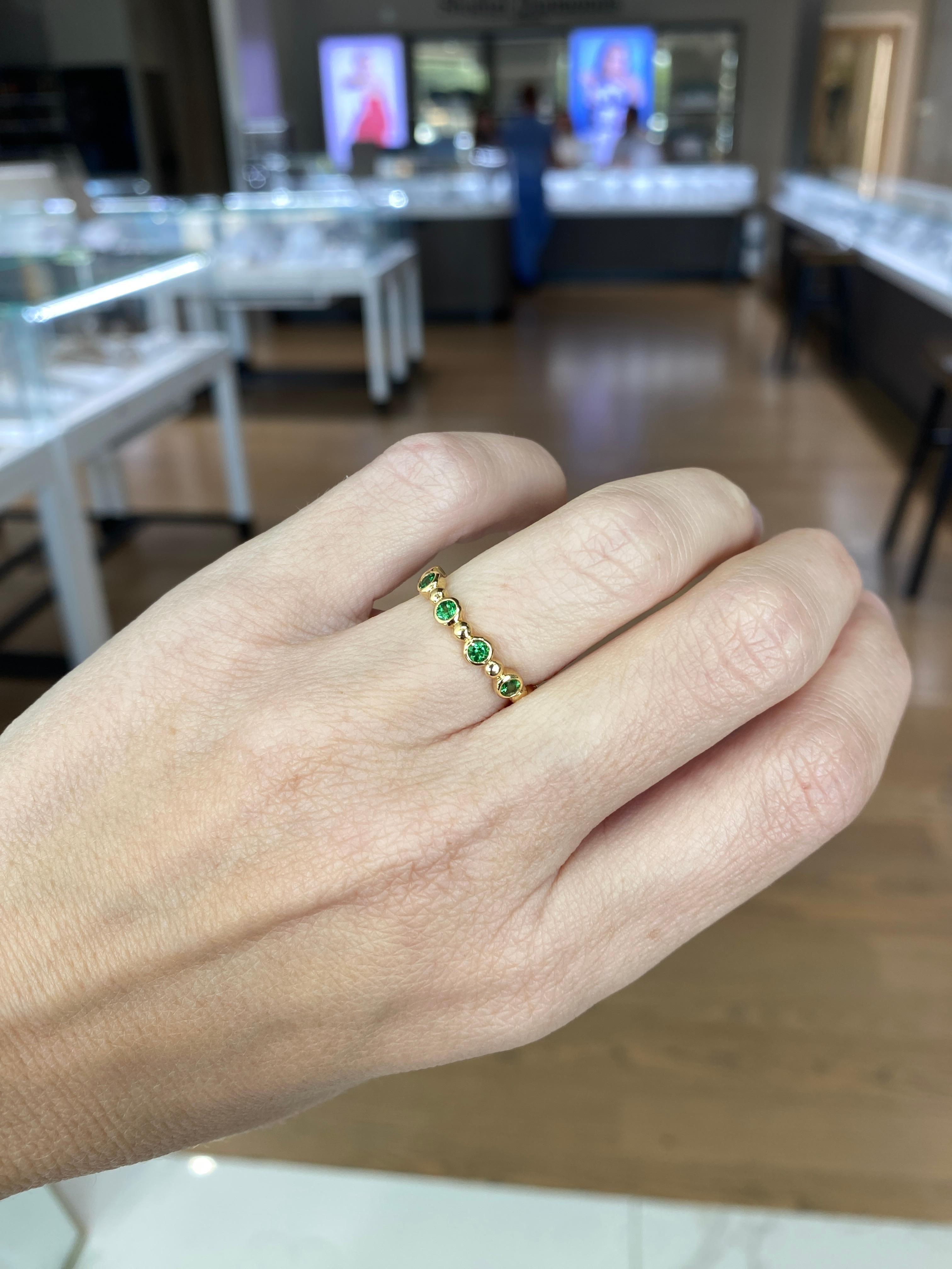 Anillo de oro amarillo con cuentas de tsavorita en venta 12