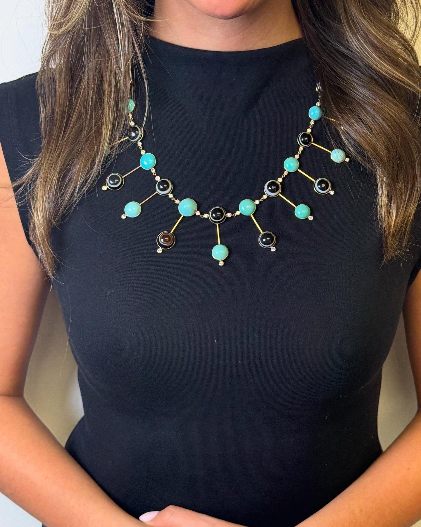 Ce captivant collier de mi-cou est réalisé en or jaune 14 carats et présente un motif de frange distinctif composé de cabochons de turquoise et d'agate en bandes alternées. Chaque 