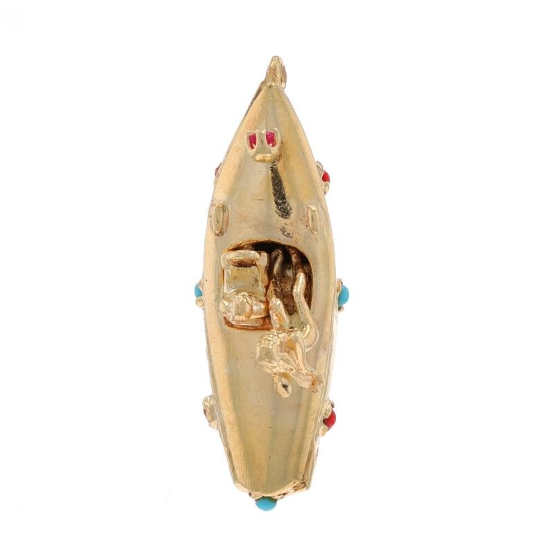 Taille ronde Breloque Speedboat rétro en or jaune, turquoise et corail - Sports d'eau 14 carats en vente