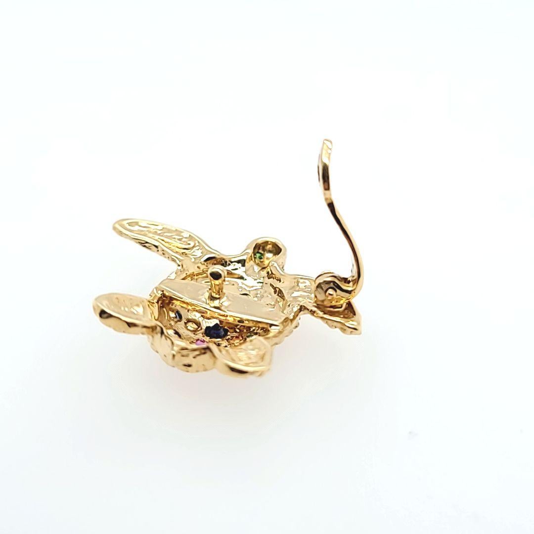14 Karat Gelbgold Schildkröte Enhancer Anhänger mit 19 runden Multicolor-Edelsteinen. 3D-Design mit strukturierten Armen und mattem Panzer. Ungefähr 1 Inch x 1 Inch. Scharnierballen auf der Rückseite. Das fertige Gewicht beträgt 5,3 Gramm.