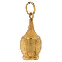 Pendentif sommelier Vino en or jaune 18 carats représentant une bouteille de vin de Chianti, Toscane