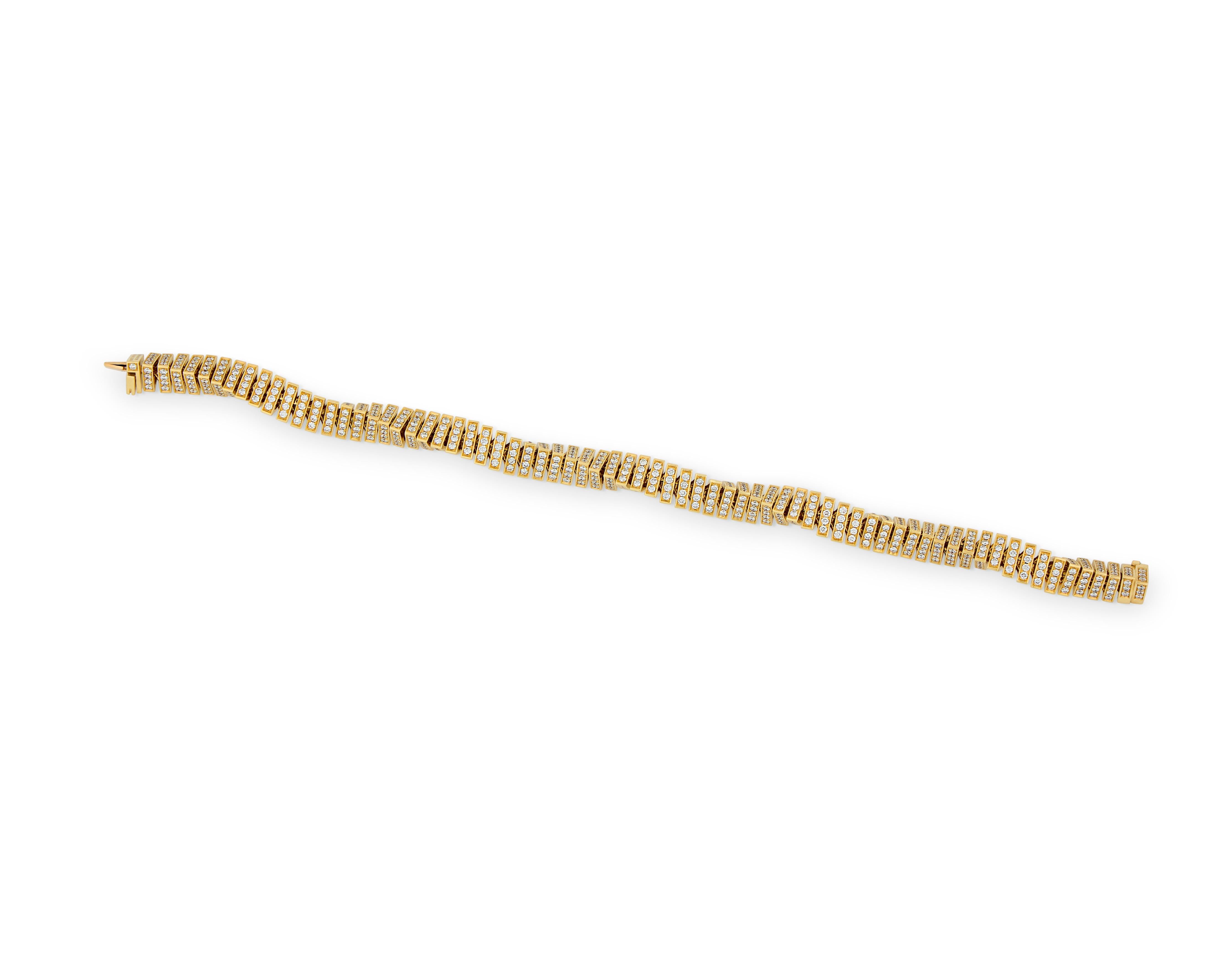 Ce magnifique bracelet torsadé met en valeur un art exceptionnel grâce à son design géométrique complexe et à son pavage de diamants brillants. Réalisé en or jaune 18 carats, ce bracelet présente un motif torsadé sophistiqué qui crée un intérêt
