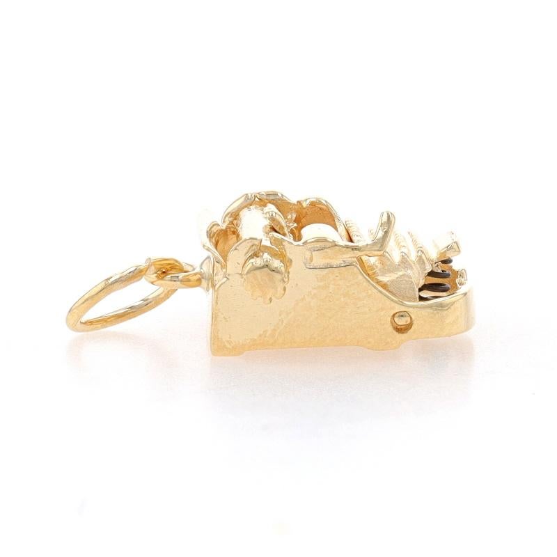 Yellow Gold Typewriter Charm - 14k Author Journalist Office Assistant Moves In Excellent Condition For Sale In Greensboro, NC