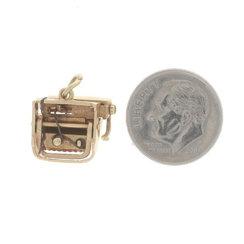 Yellow Gold Typewriter Charm 14k Office Assist Secretary Author Journalist Moves In Excellent Condition For Sale In Greensboro, NC