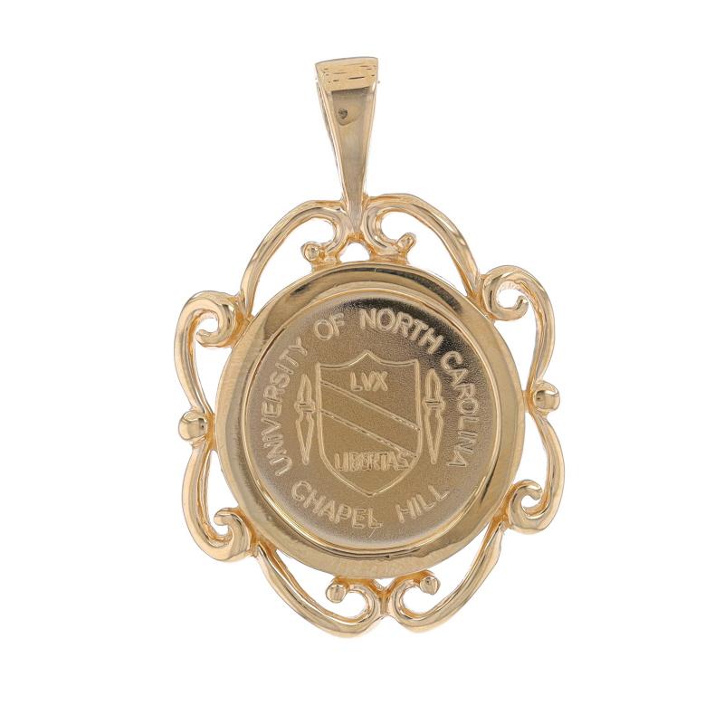 Metallgehalt: 14k Gelbgold

Thema: Universität von North Carolina Chapel Hill, UNC-Siegel

Messungen
Höhe (ab stationärem Bügel): 1 3/32