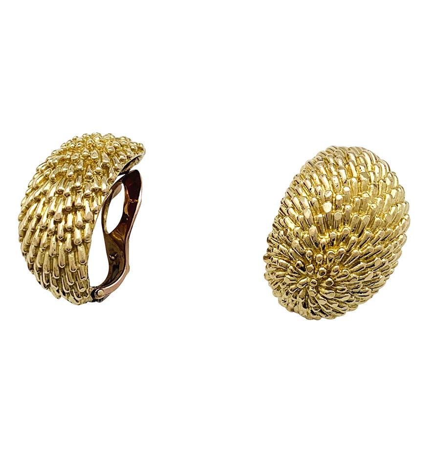 
VAN CLEEF ET ARPELS
A18Kt yellow gold Van Cleef & Arpels hedgehog pair of earrings. 
18Kt white and pink gold clip system. 
Height : 22 mm
Width: 16 mm
Weight: 22,8 grammes
Circa 1960's



