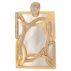 Yellow gold Victoria Casal Paris, mother of pearl and round diamond pendant