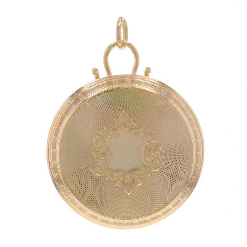 Design:  Custodia per orologio da tasca convertita
Epoca: Vittoriano

Contenuto del metallo: Oro giallo 14k

Tema: Scudo
Caratteristiche: Dettagli incisi

Misure

Altezza (dalla cauzione fissa): 1 27/32
