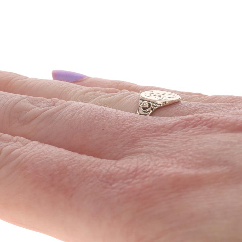 Anello con sigillo in oro giallo vittoriano - 10k Monogram antico RM iniziali in vendita 1