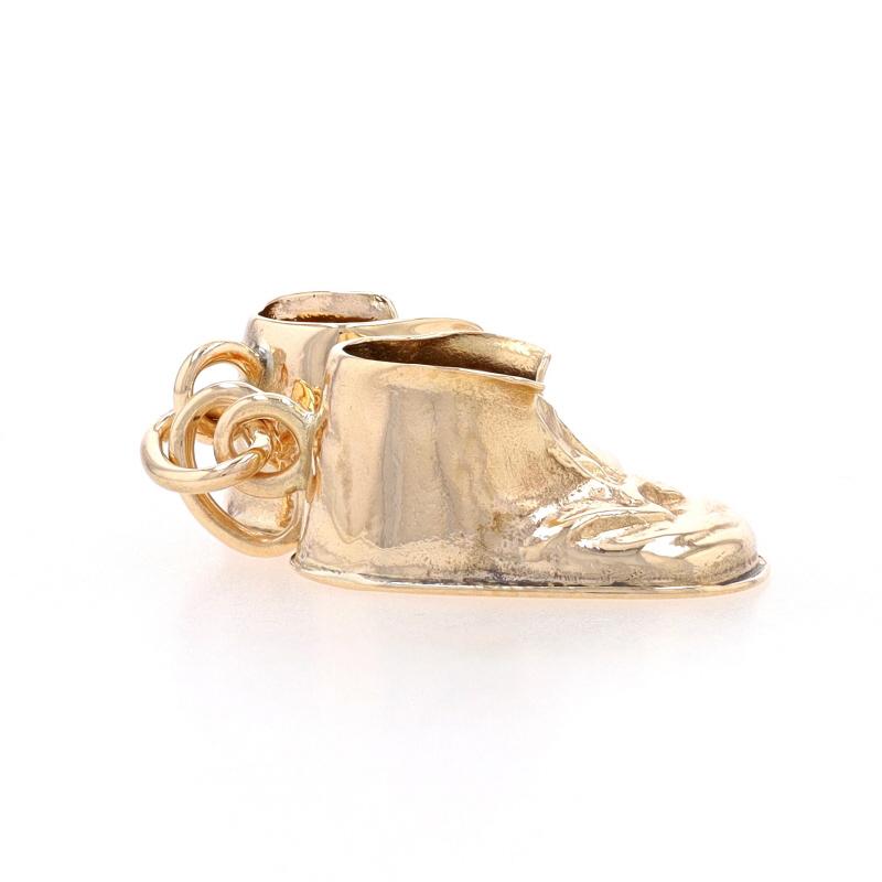 Yellow Gold Vintage Baby Shoes Charm - 14k First Steps Walkers New Mom Keepsake In Excellent Condition For Sale In Greensboro, NC