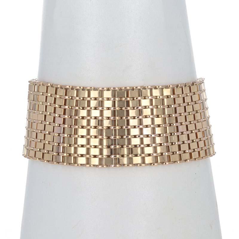 Era: Vintage

Metal Content: 18k Yellow Gold

Style: Chain Link
Fastening Type: Tab Box Clasp with Side Safety Chain
Theme: Love

Measurements

Item 1: Bracelet
Length: 7 3/4