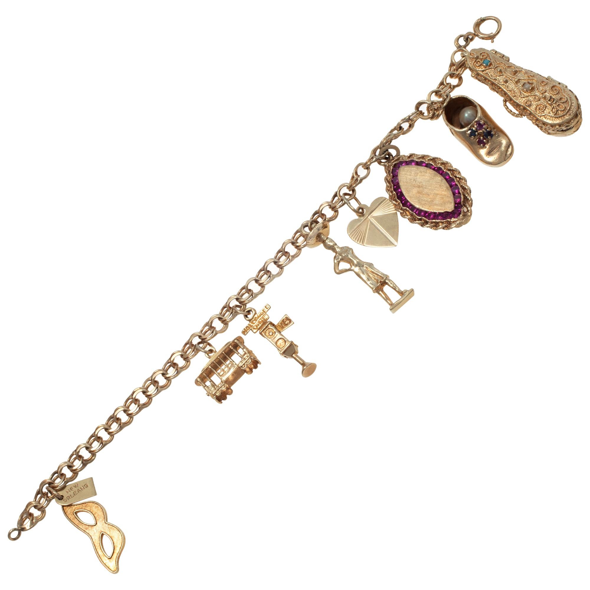 Vintage Charms Armband in 14k Gelbgold mit 8 einzigartigen Vintage Charms: a) Etruskische Geige mit Scharnier, die sich öffnen lässt, um eine detaillierte Mini-Geige im Inneren zu zeigen, 1,25 h x 3/8 (b), b) Maske mit 14K Kartusche gestempelt NEW