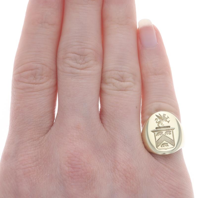 Yellow Gold Vintage Coat of Arms Signet Ring - 14k Family Crest In Excellent Condition For Sale In Greensboro, NC