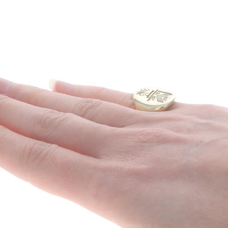 Yellow Gold Vintage Coat of Arms Signet Ring - 14k Family Crest For Sale 1
