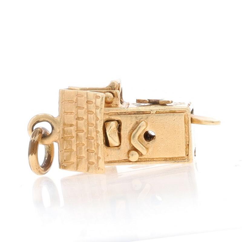 Gelbgold Vintage Cuckoo Uhr Charme - 14k Blau Emaille Blauer Vogel Öffnet & bewegt im Zustand „Hervorragend“ in Greensboro, NC
