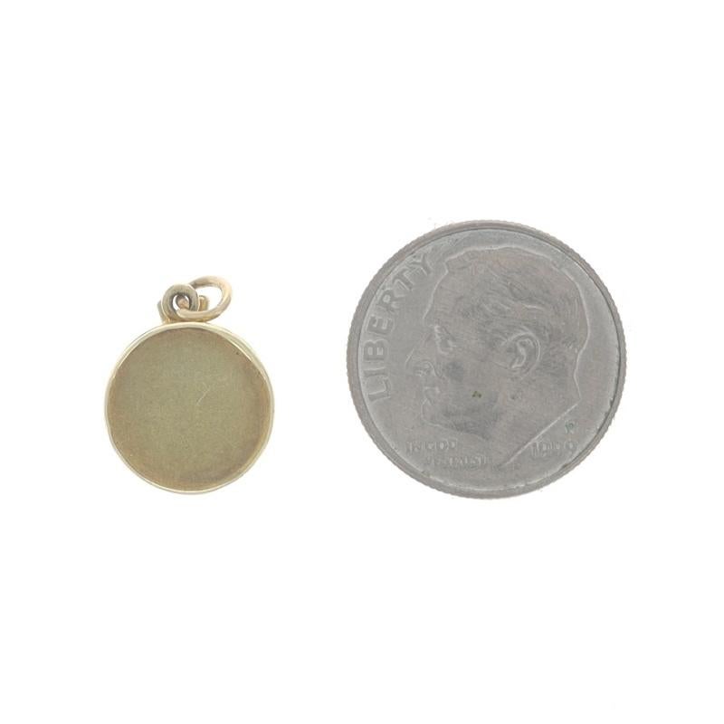 Donna Charm per tamburo d'epoca in oro giallo 14k Strumento a percussione in vendita