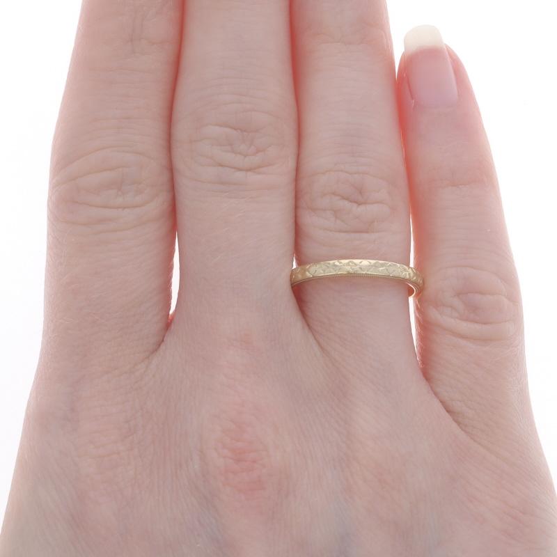 Yellow Gold Vintage Geometric Floral Wedding Band - 14k Etched Milgrain In Excellent Condition For Sale In Greensboro, NC