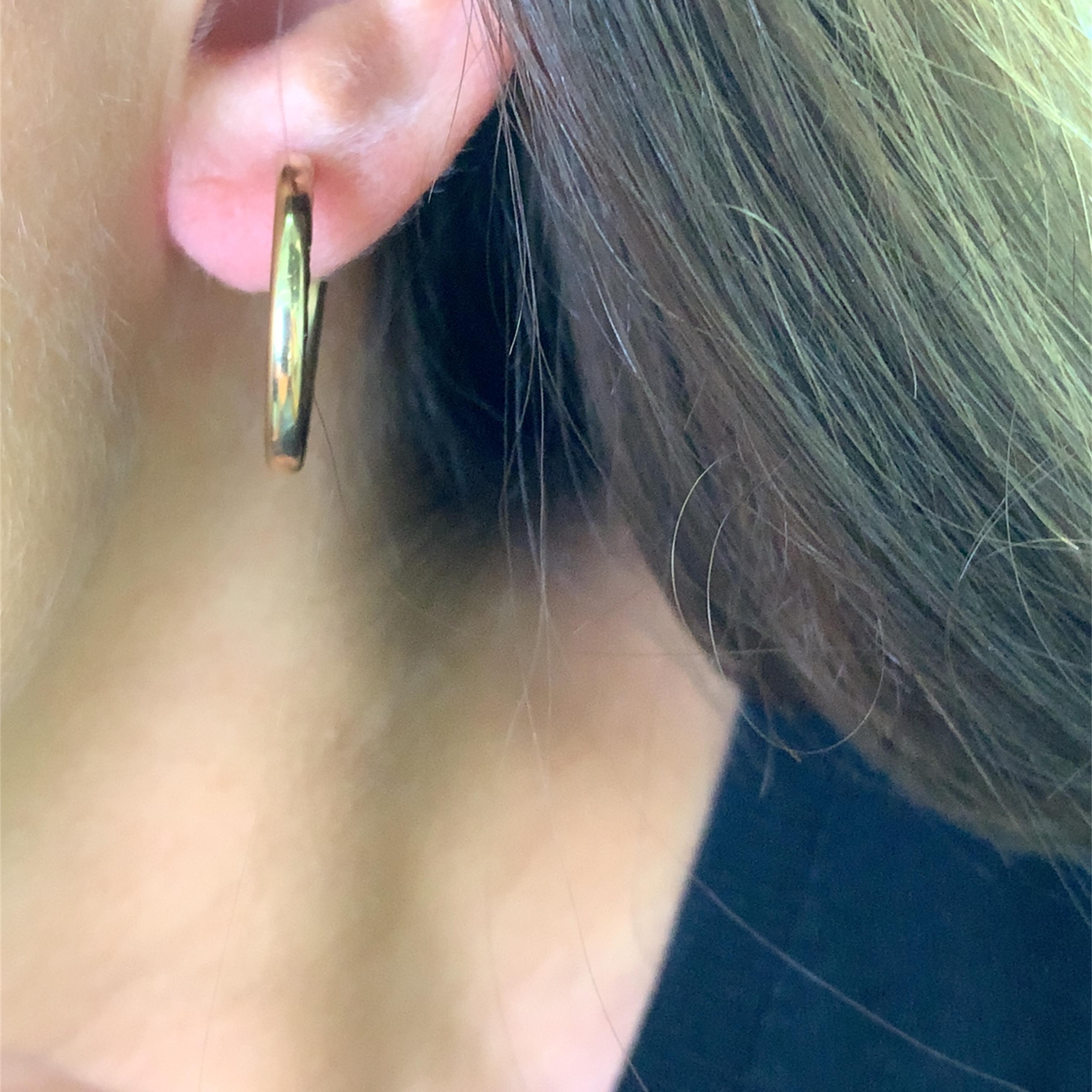 Eleva tu estilo con estos clásicos pendientes de aro de oro amarillo de 9 ct. El acabado suave y pulido del metal precioso añade un toque de elegancia atemporal a cualquier conjunto. Un básico de joyería versátil tanto para ocasiones informales como