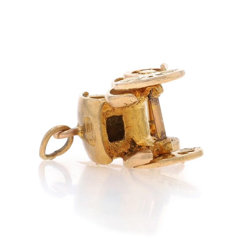 Yellow Gold Vintage Horse-Drawn Carriage Charm - 9k Olden Day Transport Moves In Good Condition For Sale In Greensboro, NC