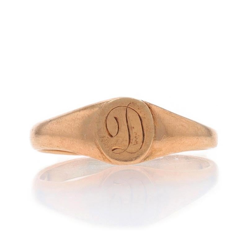 Größe: 1 1/4

Marke: P.J. Cummings Co. Inc.
Epoche: Vintage By

Metallgehalt: 10k Gelbgold

Stil: Siegel
Thema: Initiale D, Monogram

Messungen

Höhe der Oberfläche (von Norden nach Süden): 7/32