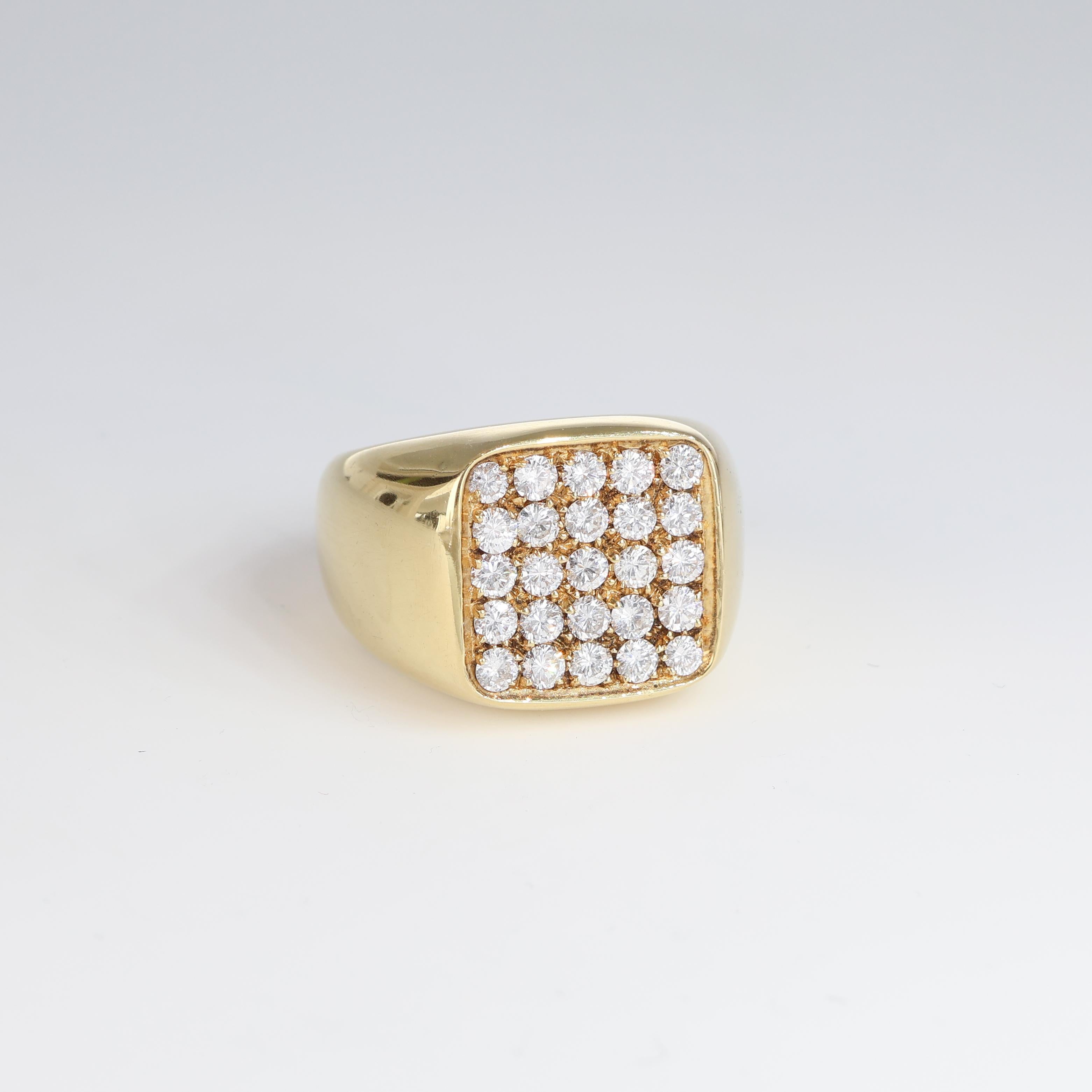 Yellow Gold Vintage Rectangular Pavé White Diamond Ring, 1.25 Carats In New Condition For Sale In Bergamo, BG