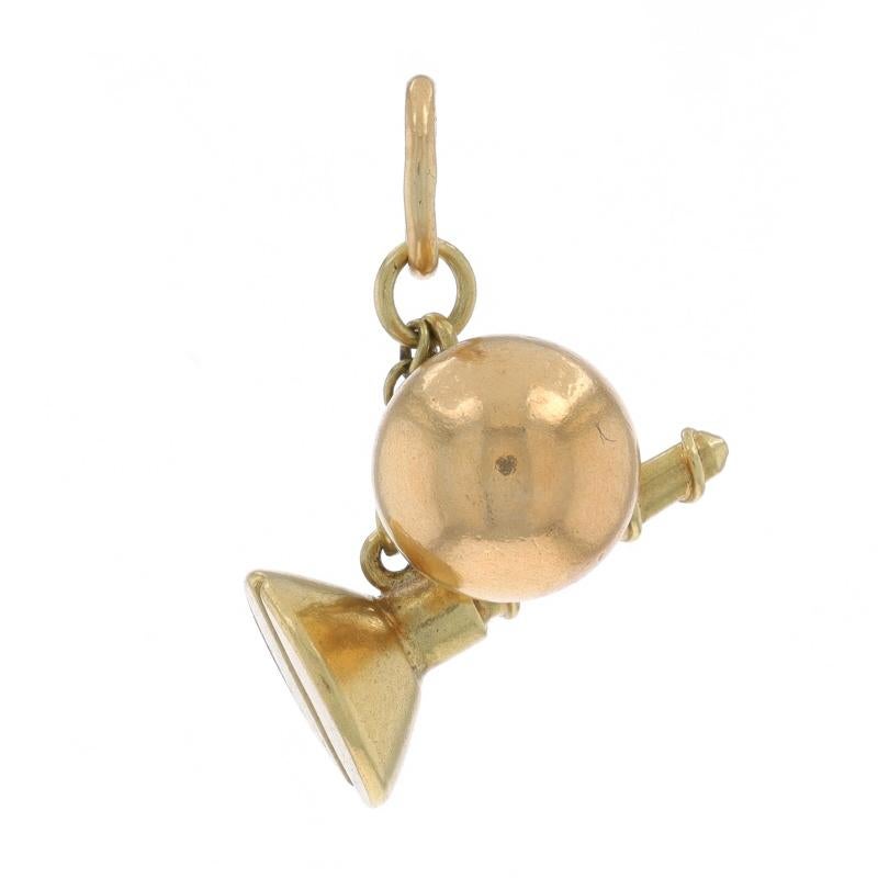 Design :  Boule à vis
Époque : Vintage

Contenu du métal : Or jaune 14k

Thème : Comédie

Mesures

Hauteur (à partir de l'attache fixe) : 9/16