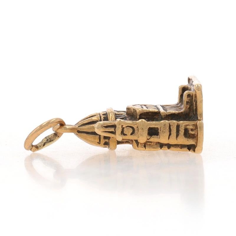Yellow Gold Vintage St Paul's Cathedral Charm 10k London England Church Souvenir In Good Condition For Sale In Greensboro, NC