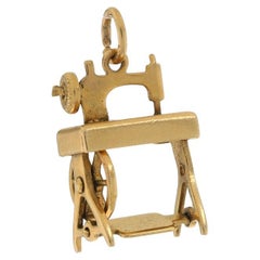Gelbgold Vintage Treadle Sewing Machine Charm - 14k Textile Arts Moves, Gelbgold