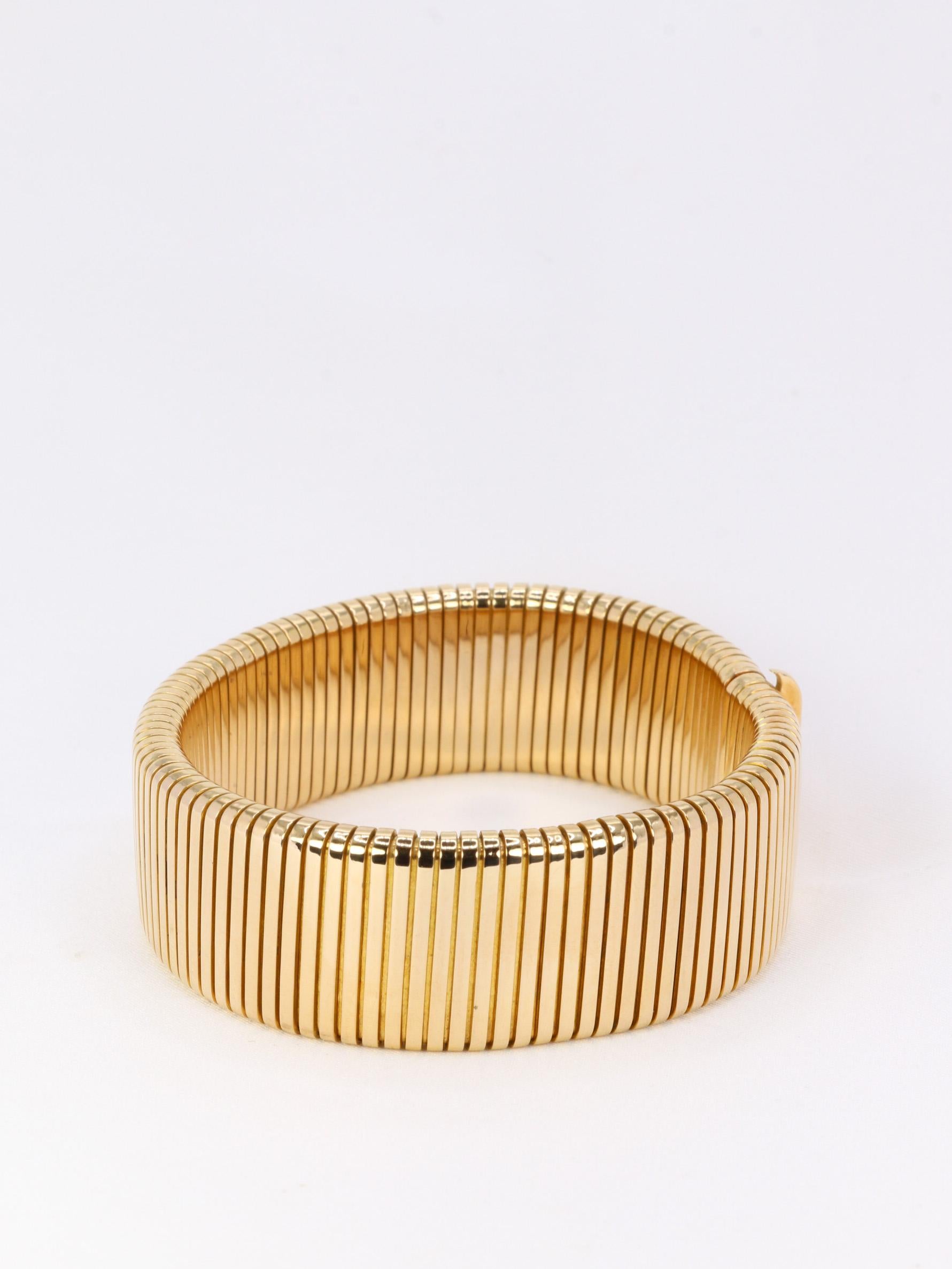 18Kt (750°/°°) yellow gold vintage Tubogas bracelet. The quality of this bracelet is exceptional, it is supple without being fragile and is in perfect condition.
French work from the 1970s.
Presence of the eagle head hallmark for 18Kt