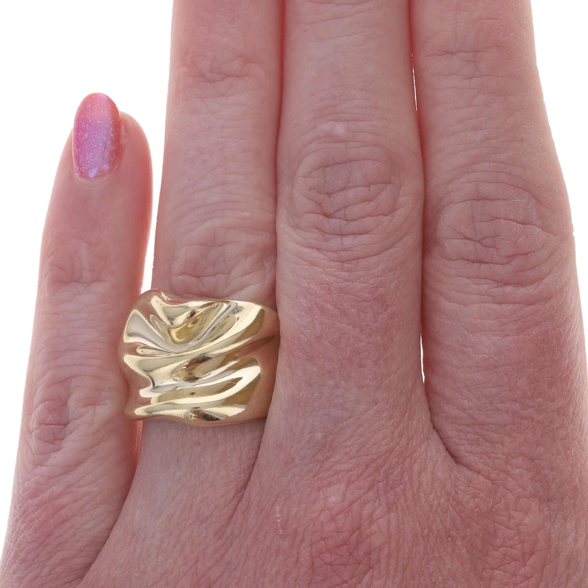 Anneau en or jaune avec ruban ondulé et plié - 14k Ring SZ 7 1/4 Excellent état - En vente à Greensboro, NC