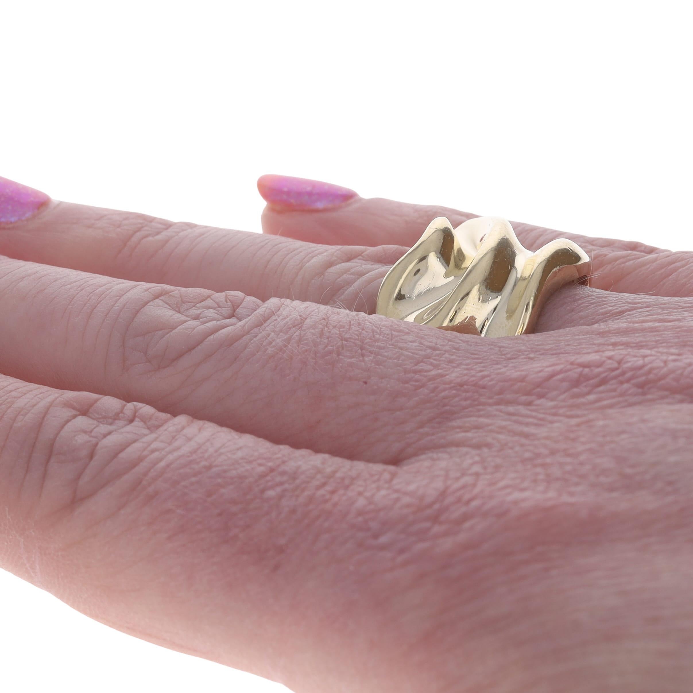 Anneau en or jaune avec ruban ondulé et plié - 14k Ring SZ 7 1/4 en vente 1