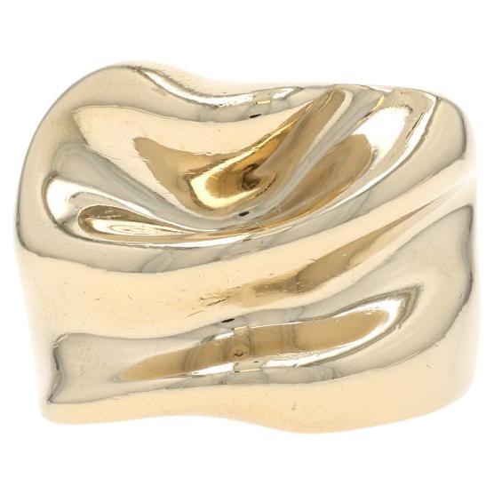 Anneau en or jaune avec ruban ondulé et plié - 14k Ring SZ 7 1/4 en vente