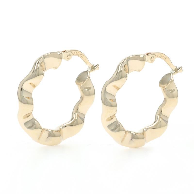 Contenuto del metallo: Oro giallo 14k

Stile: A cerchio
Tipo di chiusura: Chiusura a scatto
Tema: Ondulati, Assenti, Organici

Misure

Altezza: 27/32