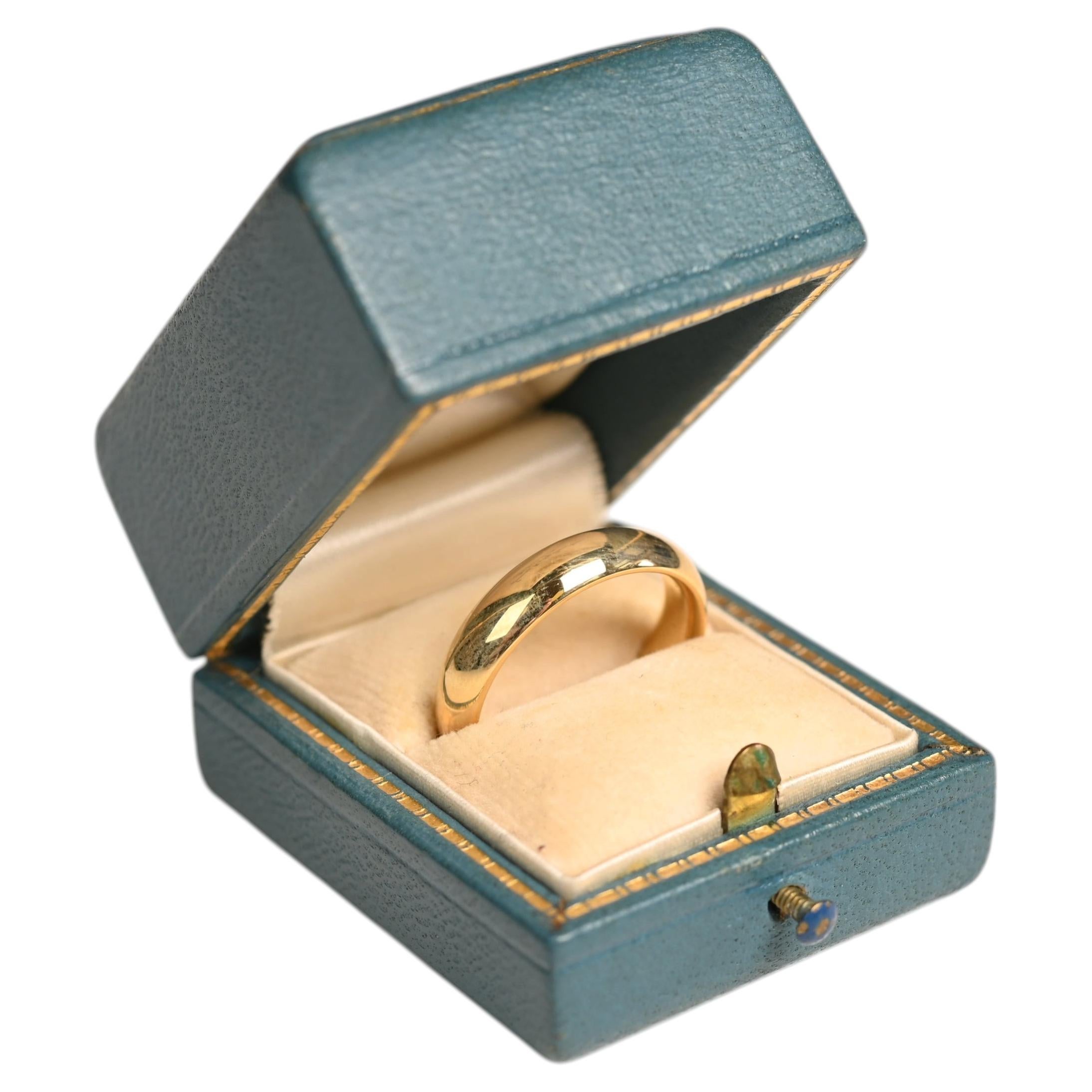 Comfort fit 18k Gold Wedding Ring for men. Brushed Finish Band Ring 4.78mm