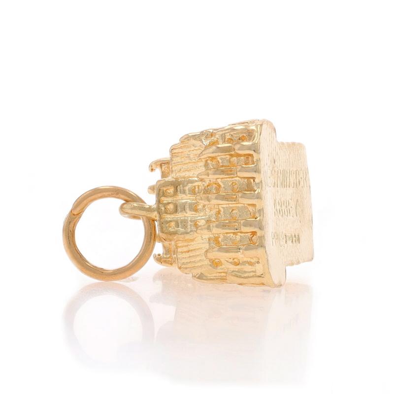 Breloque Westminster Abbey en or jaune 9 carats Excellent état - En vente à Greensboro, NC